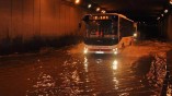 İzmir’de gece saatlerinde etkisini gösteren sağanak yağmur sabaha kadar sürdü.