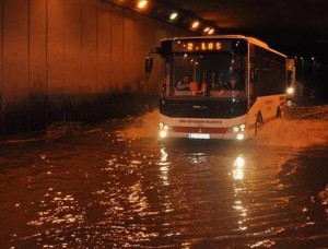 İzmir’de gece saatlerinde etkisini gösteren sağanak yağmur sabaha kadar sürdü. İzmir’de gece saatlerinde etkisini gösteren sağanak yağmur sabaha kadar sürdü.