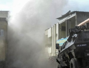 Çatışmaların Sürdüğü Silvan’dan 20 Bin Kişi Kaçtı Çatışmaların Sürdüğü Silvan’dan 20 Bin Kişi Kaçtı