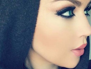 “Dünya Müslüman Güzeli” Rozi Sofi, Klipte Oynayacak “Dünya Müslüman Güzeli” Rozi Sofi, Klipte Oynayacak