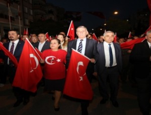 Gaziemir’de Cumhuriyet kortejiyle başlayan 29 Ekim Cumhuriyet Bayramı kutlamaları festival alanında ‘Atatürk ile yeniden doğuş’ isimli gösteri ile devam etti Gaziemir’de Cumhuriyet kortejiyle başlayan 29 Ekim Cumhuriyet Bayramı kutlamaları festival alanında ‘Atatürk ile yeniden doğuş’ isimli gösteri ile devam etti
