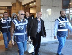Fetö Soruşturmasında 17 Polise ‘Kumpas’ Tutuklaması Fetö Soruşturmasında 17 Polise ‘Kumpas’ Tutuklaması