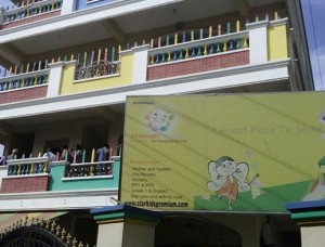 Hindistan’da 3 Yaşındaki Kız, Kafası Asansöre Sıkışarak Can Verdi Hindistan’da 3 Yaşındaki Kız, Kafası Asansöre Sıkışarak Can Verdi