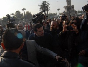 İzmir’de oturma eylemi yapan 15 HDP’liye gözaltı İzmir’de oturma eylemi yapan 15 HDP’liye gözaltı
