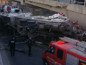 TIR Köprülü Kavşaktan Otomobilin Üstüne Düştü: 7 Yaralı TIR Köprülü Kavşaktan Otomobilin Üstüne Düştü: 7 Yaralı