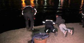 Denize Atlayan Arkadaşının Peşinden Atladı, İkisini de Polis Kurtardı.