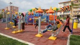 Buca’nın parkları kauçuk kaplanıyor
