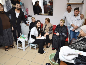 Kuaförün “cezası” yaşlılara “ödül” oldu Kuaförün “cezası” yaşlılara “ödül” oldu