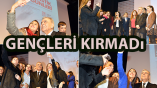 Etrafını Saran Onlarca Genç, Hatıra Fotoğrafı Çektirmek İçin Adeta Sıraya Girdi