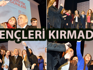 Etrafını Saran Onlarca Genç, Hatıra Fotoğrafı Çektirmek İçin Adeta Sıraya Girdi
