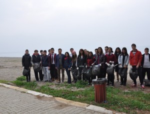 Menderes Belediyesi çevre duyarlılığına dikkat çekmek adına Özdere’de lise öğrencileriyle birlikte sahil ve çevre temizliği gerçekleştirdi. Menderes Belediyesi çevre duyarlılığına dikkat çekmek adına Özdere’de lise öğrencileriyle birlikte sahil ve çevre temizliği gerçekleştirdi.