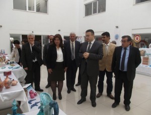 Ebru Sanatına yönelik açılan kurslarda yetişen kursiyerlerimizin ürünlerinden oluşan sergi,  Kaymakamlığımız Sergi Salonunda açıldı.