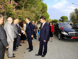 Vali Toprak, Karaburun Kaymakamlığı’nı Ziyaret Ederek İlçede Yürütülen Yatırım Projeleri ve Hizmetler Konusunda Bilgi Aldı