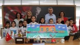 Sevgi, Dostluk, Barış Treni Projesi’ni hayata geçiren Sabiha Gökçen İlkokulu öğretmen ve öğrencileri, Başkan Şenol’a çalışmalarını anlattı