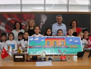 Sevgi, Dostluk, Barış Treni Projesi’ni hayata geçiren Sabiha Gökçen İlkokulu öğretmen ve öğrencileri, Başkan Şenol’a çalışmalarını anlattı