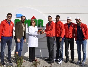 Türkiye’yi ve İzmir’i Eurocup’ta temsil eden Pınar Karşıyaka Basketbol Takımı Pınar Süt’ü ziyaret etti Türkiye’yi ve İzmir’i Eurocup’ta temsil eden Pınar Karşıyaka Basketbol Takımı Pınar Süt’ü ziyaret etti