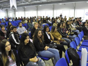 CHP İzmir Milletvekili Akatlı İzmir Üniversitesi öğrencilerinin konuğu oldu CHP İzmir Milletvekili Akatlı İzmir Üniversitesi öğrencilerinin konuğu oldu